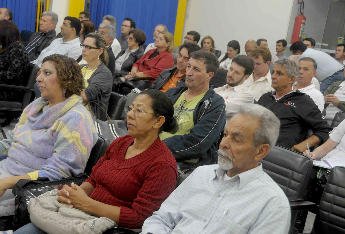  Bragana Paulista recebe audincia pblica para debater o oramento 2012<a style='float:right;color:#ccc' href='https://www3.al.sp.gov.br/repositorio/noticia/10-2011/Braganca1.jpg' target=_blank><i class='bi bi-zoom-in'></i> Clique para ver a imagem </a>