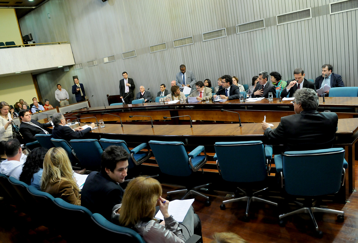 Reunio da comisso de Constituio e Justia<a style='float:right;color:#ccc' href='https://www3.al.sp.gov.br/repositorio/noticia/10-2011/CCJR19out11Mauri1.jpg' target=_blank><i class='bi bi-zoom-in'></i> Clique para ver a imagem </a>