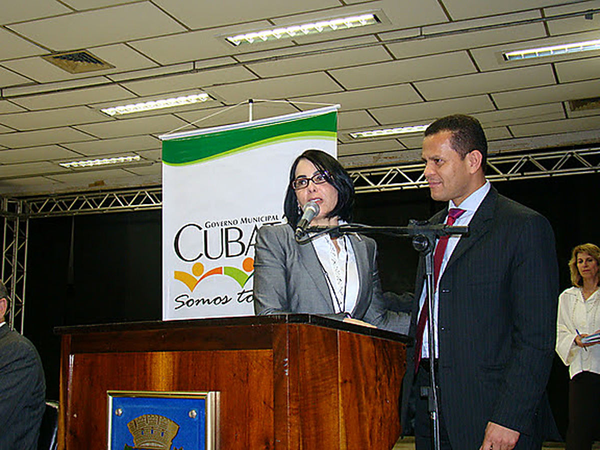 Marcia Rosa recebe o presidente da frente Donisete Braga<a style='float:right;color:#ccc' href='https://www3.al.sp.gov.br/repositorio/noticia/10-2011/DONISETEcubataoCRACKdrogasX.JPG' target=_blank><i class='bi bi-zoom-in'></i> Clique para ver a imagem </a>