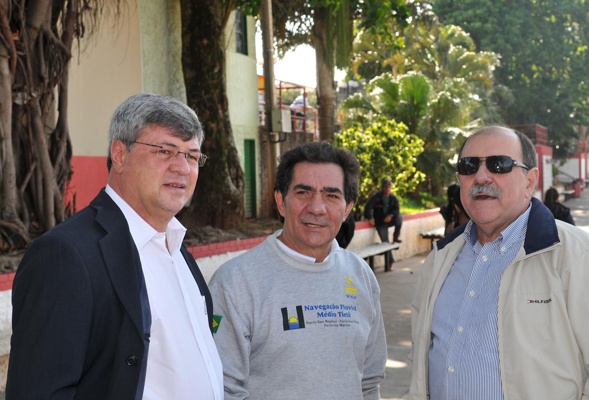 Jos Carlos de Mello Teixeira, Hlio Palmesan e Joo Caramez <a style='float:right;color:#ccc' href='https://www3.al.sp.gov.br/repositorio/noticia/10-2011/HidroviasBarraBonita21out11MarcoNomeada.jpg' target=_blank><i class='bi bi-zoom-in'></i> Clique para ver a imagem </a>