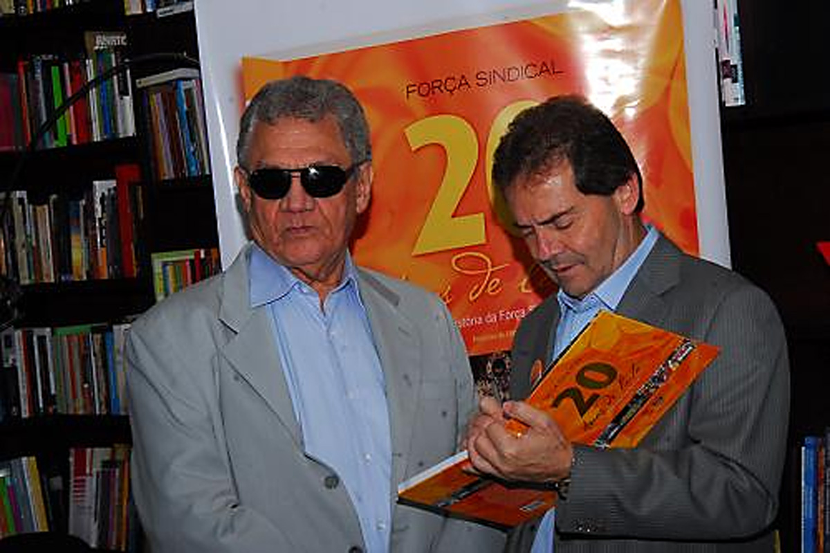 Rafael Silva e Paulinho da Fora durante lanamento do livro<a style='float:right;color:#ccc' href='https://www3.al.sp.gov.br/repositorio/noticia/10-2011/RAFAELSILVAforcasindicalX.jpg' target=_blank><i class='bi bi-zoom-in'></i> Clique para ver a imagem </a>