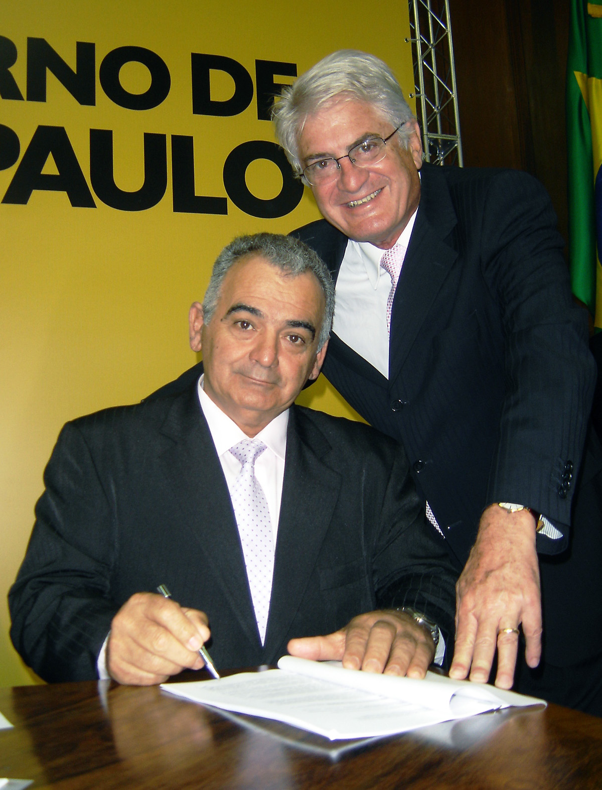 Luiz Cunha e Roberto Engler<a style='float:right;color:#ccc' href='https://www3.al.sp.gov.br/repositorio/noticia/11-2009/ENGLERRIBEIRAO.jpg' target=_blank><i class='bi bi-zoom-in'></i> Clique para ver a imagem </a>