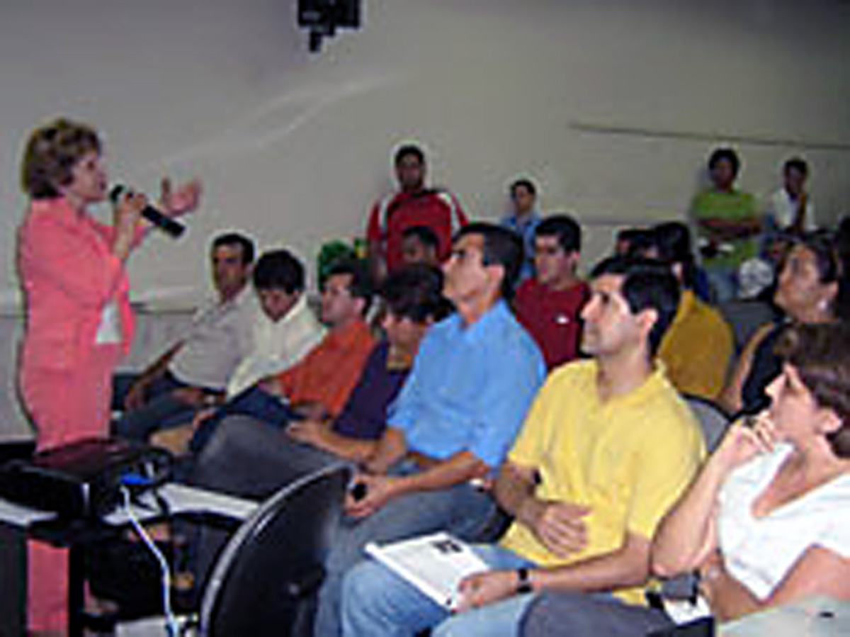 Maria Lcia Prandi (ao microfone)<a style='float:right;color:#ccc' href='https://www3.al.sp.gov.br/repositorio/noticia/11-2009/PRANDIPLENARIA2.jpg' target=_blank><i class='bi bi-zoom-in'></i> Clique para ver a imagem </a>