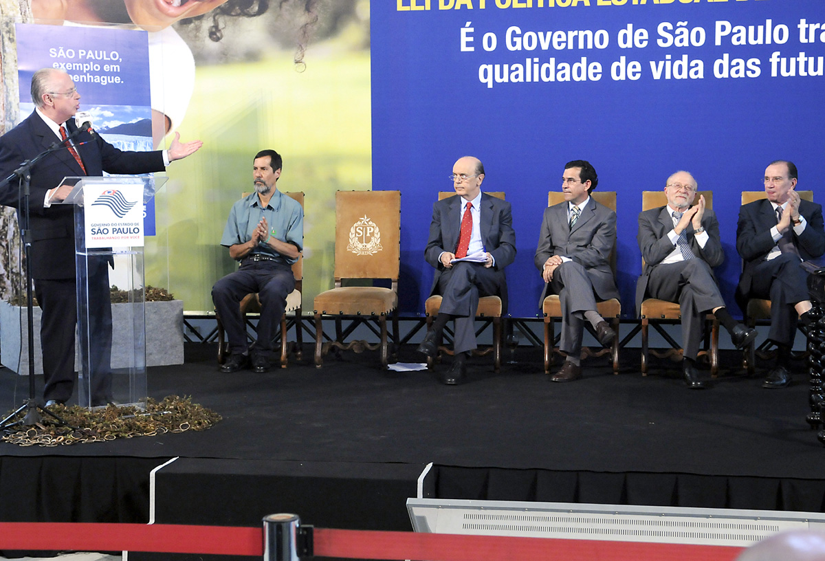 Barros Munhoz, Eduardo Jorge, Jos Serra, Xico Graziano, Alberto Goldman e Aloisio Nunes <a style='float:right;color:#ccc' href='https://www3.al.sp.gov.br/repositorio/noticia/11-2009/mudancasclimaticaspresmunhoz1214rob.jpg' target=_blank><i class='bi bi-zoom-in'></i> Clique para ver a imagem </a>