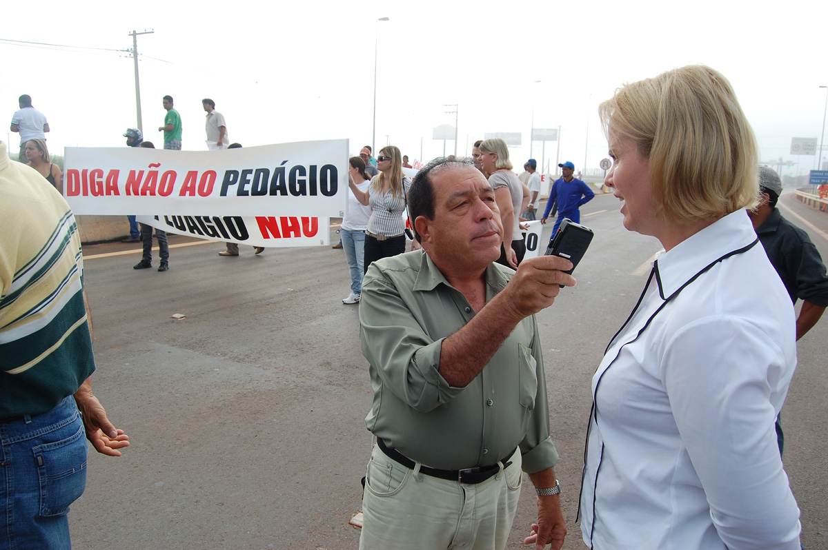 Ana Perugini concede entrevista  a jornalista<a style='float:right;color:#ccc' href='https://www3.al.sp.gov.br/repositorio/noticia/11-2010/ANAPERUGINISP332.JPG' target=_blank><i class='bi bi-zoom-in'></i> Clique para ver a imagem </a>