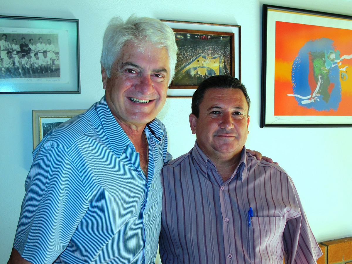 Roberto Engler com o prefeito Donizete Montagnini<a style='float:right;color:#ccc' href='https://www3.al.sp.gov.br/repositorio/noticia/11-2010/ENGLERCASAS.JPG' target=_blank><i class='bi bi-zoom-in'></i> Clique para ver a imagem </a>