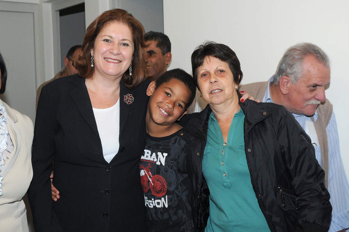 A ministra do Planejamento, Miriam Belchior, e a deputada Ana do Carmo<a style='float:right;color:#ccc' href='https://www3.al.sp.gov.br/repositorio/noticia/11-2011/ANADOCARMO280moradias.jpg' target=_blank><i class='bi bi-zoom-in'></i> Clique para ver a imagem </a>