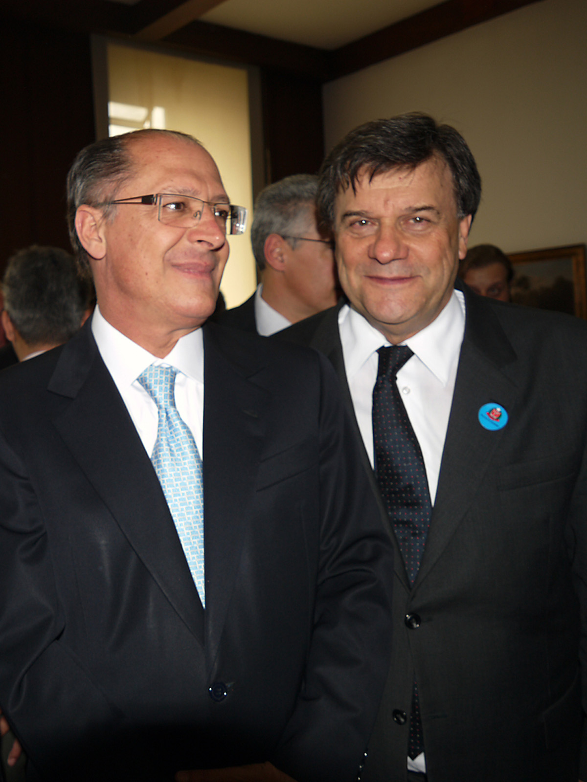 Geraldo Alckmin e Roberto Massafera<a style='float:right;color:#ccc' href='https://www3.al.sp.gov.br/repositorio/noticia/11-2011/MASSAFERAconvesantacasa.jpg' target=_blank><i class='bi bi-zoom-in'></i> Clique para ver a imagem </a>