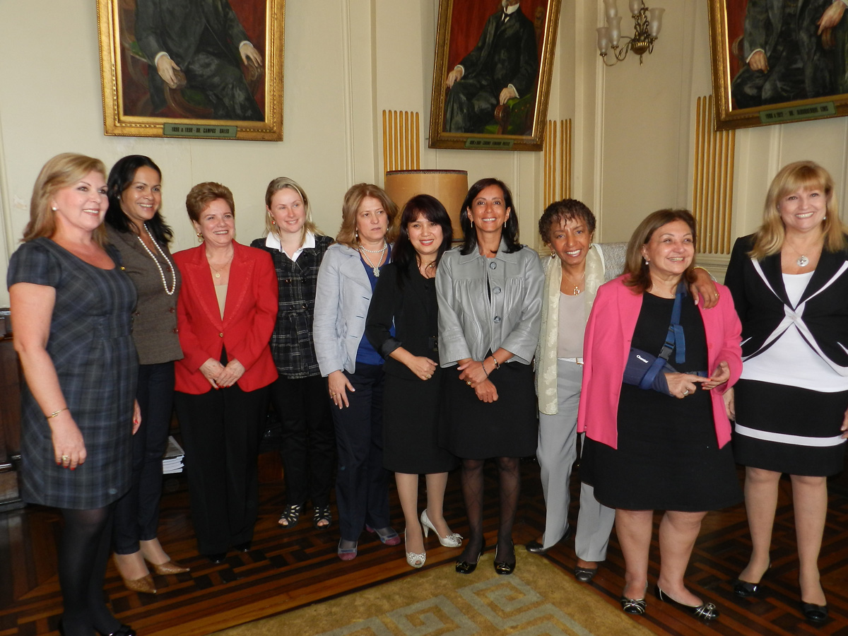 Deputadas estaduais e federais em encontro com a secretria da Justia  <a style='float:right;color:#ccc' href='https://www3.al.sp.gov.br/repositorio/noticia/11-2011/VANESSAencontrodeputadas.jpg' target=_blank><i class='bi bi-zoom-in'></i> Clique para ver a imagem </a>