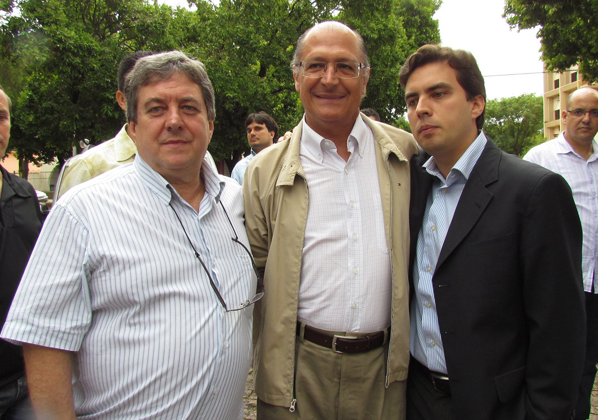 Abelardo Camarinha, Geraldo Alckmin e Vincius<a style='float:right;color:#ccc' href='https://www3.al.sp.gov.br/repositorio/noticia/11-2011/VC22112011.jpg' target=_blank><i class='bi bi-zoom-in'></i> Clique para ver a imagem </a>