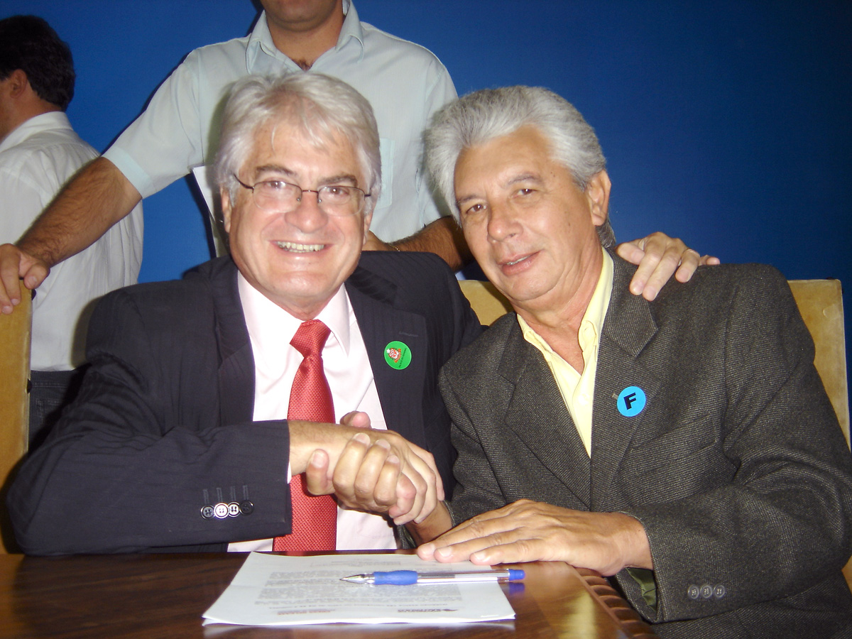 Roberto Engler e o prefeito de Taiva, Leandro Baptista<a style='float:right;color:#ccc' href='https://www3.al.sp.gov.br/repositorio/noticia/12-2009/18ENGLERTAIUVA.jpg' target=_blank><i class='bi bi-zoom-in'></i> Clique para ver a imagem </a>