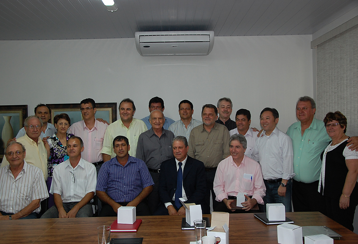 Prefeitos e deputados presentes na eleio de Marcelo Pecchio<a style='float:right;color:#ccc' href='https://www3.al.sp.gov.br/repositorio/noticia/12-2009/BRAGATOMARCELO.jpg' target=_blank><i class='bi bi-zoom-in'></i> Clique para ver a imagem </a>