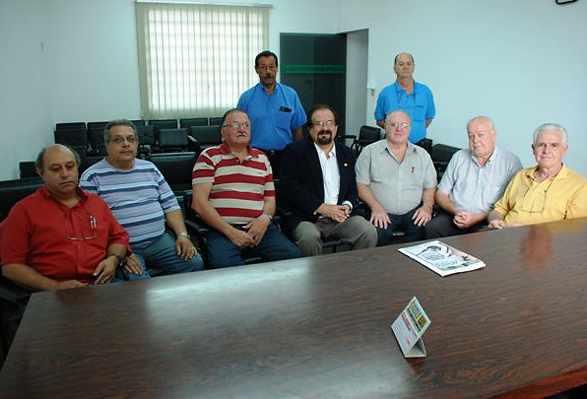 Demarchi e integrantes da Unio dos Ferrovirios Aposentados<a style='float:right;color:#ccc' href='https://www3.al.sp.gov.br/repositorio/noticia/12-2009/DEMARCHIRECADASTRAMENTOCX.jpg' target=_blank><i class='bi bi-zoom-in'></i> Clique para ver a imagem </a>