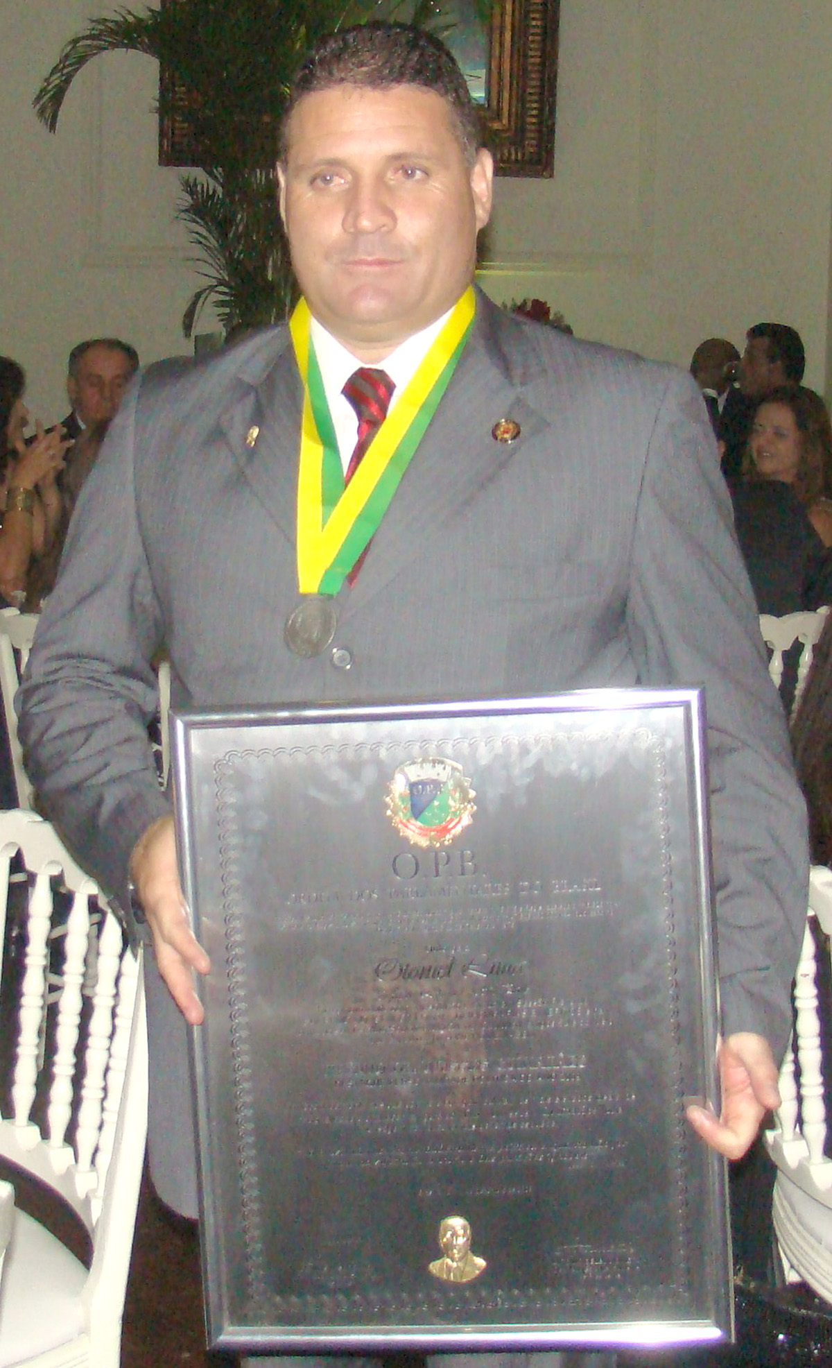 Otoniel Lima recebe medalha Dr. Ulysses Guimares. <a style='float:right;color:#ccc' href='https://www3.al.sp.gov.br/repositorio/noticia/12-2009/OTONIELULYSSES.jpg' target=_blank><i class='bi bi-zoom-in'></i> Clique para ver a imagem </a>