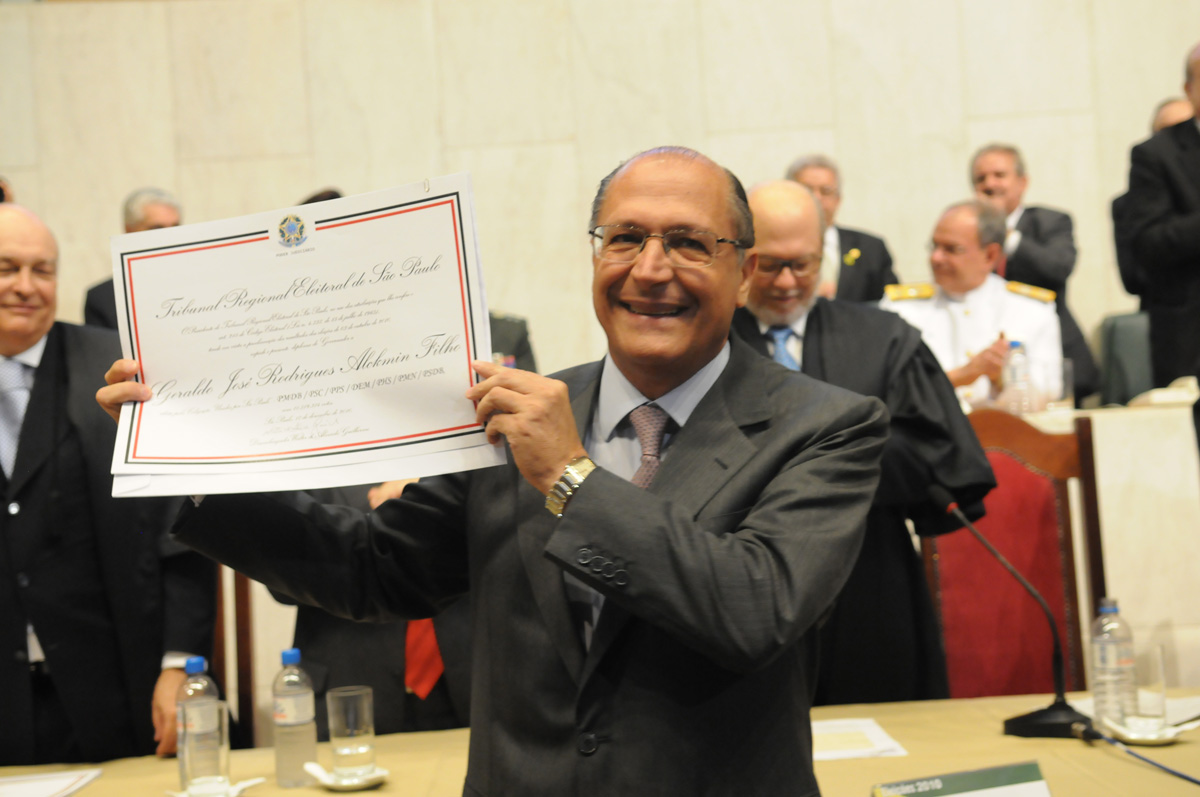 Geraldo Alckmin  diplomado<a style='float:right;color:#ccc' href='https://www3.al.sp.gov.br/repositorio/noticia/12-2010/ALCKMIN3.jpg' target=_blank><i class='bi bi-zoom-in'></i> Clique para ver a imagem </a>