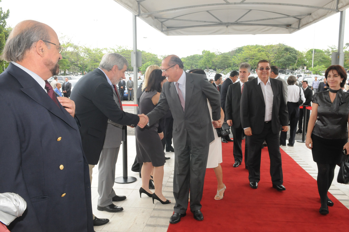 Chegada do governador eleito Geraldo Alckmin <a style='float:right;color:#ccc' href='https://www3.al.sp.gov.br/repositorio/noticia/12-2010/GOVERNADORCHEGA1A.jpg' target=_blank><i class='bi bi-zoom-in'></i> Clique para ver a imagem </a>