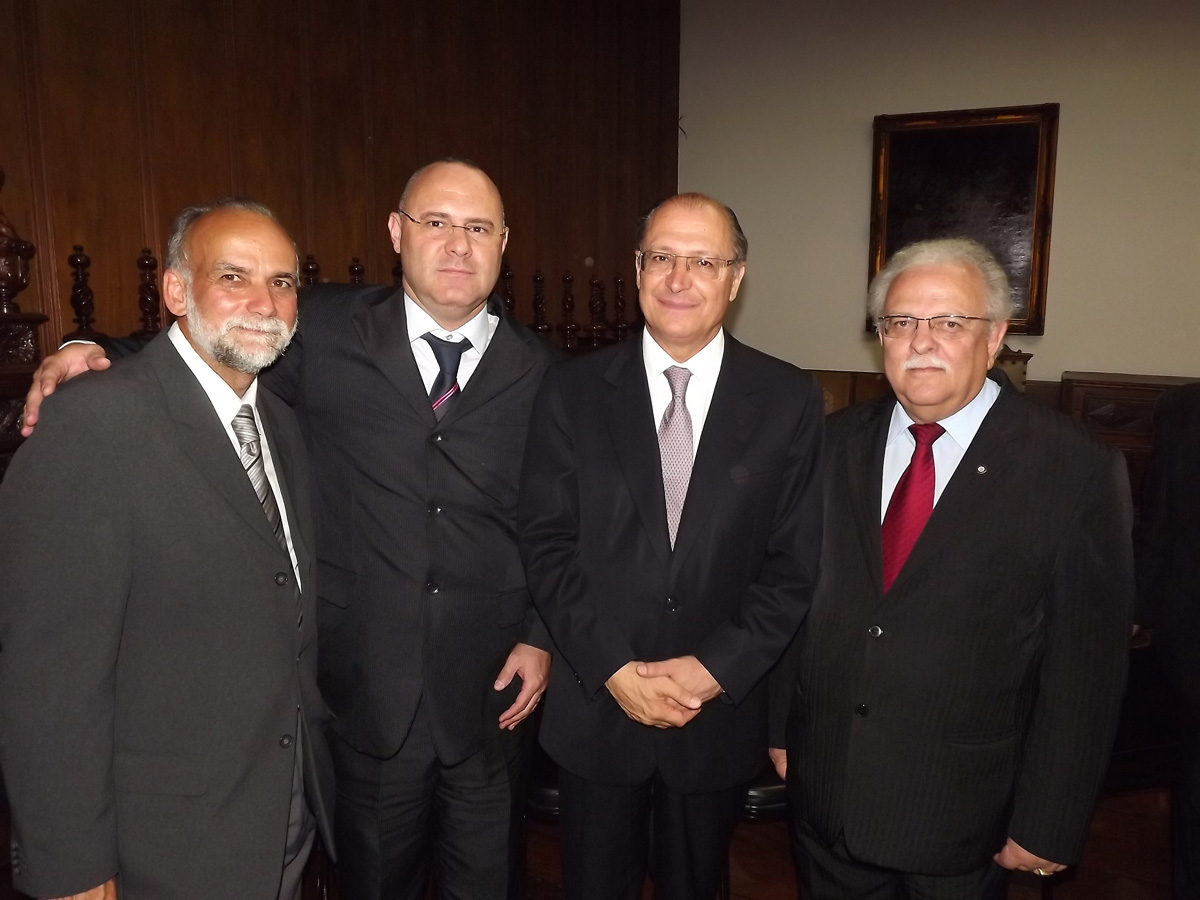 Pacheco, Plnio, Alckmin e Jos Carlos<a style='float:right;color:#ccc' href='https://www3.al.sp.gov.br/repositorio/noticia/12-2011/ARYFOSSENCONVENIOS.jpg' target=_blank><i class='bi bi-zoom-in'></i> Clique para ver a imagem </a>