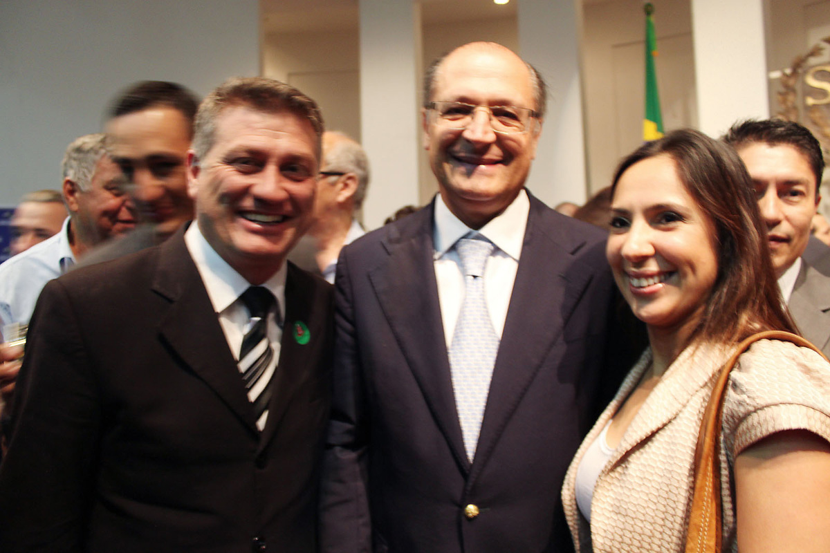 Beto Trcoli, Geraldo Alckmin e Fabiane Santiago, prefeita de Piracaia<a style='float:right;color:#ccc' href='https://www3.al.sp.gov.br/repositorio/noticia/12-2011/BETOTRICOLICONVENIOc.jpg' target=_blank><i class='bi bi-zoom-in'></i> Clique para ver a imagem </a>