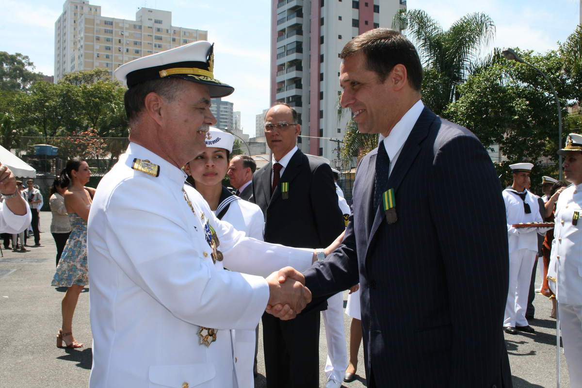 Fernando Capez recebe homenagem da Marinha<a style='float:right;color:#ccc' href='https://www3.al.sp.gov.br/repositorio/noticia/12-2011/CAPEZmarinhaHOMENAGEMw.jpg' target=_blank><i class='bi bi-zoom-in'></i> Clique para ver a imagem </a>