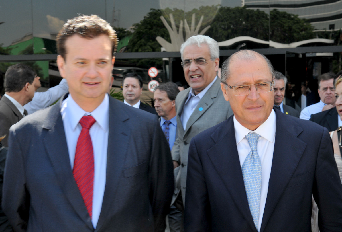 Gilberto Kassab e Geraldo Alckmin<a style='float:right;color:#ccc' href='https://www3.al.sp.gov.br/repositorio/noticia/12-2011/MEMORIALBilheteMetropolitano13dez11Marco3.jpg' target=_blank><i class='bi bi-zoom-in'></i> Clique para ver a imagem </a>