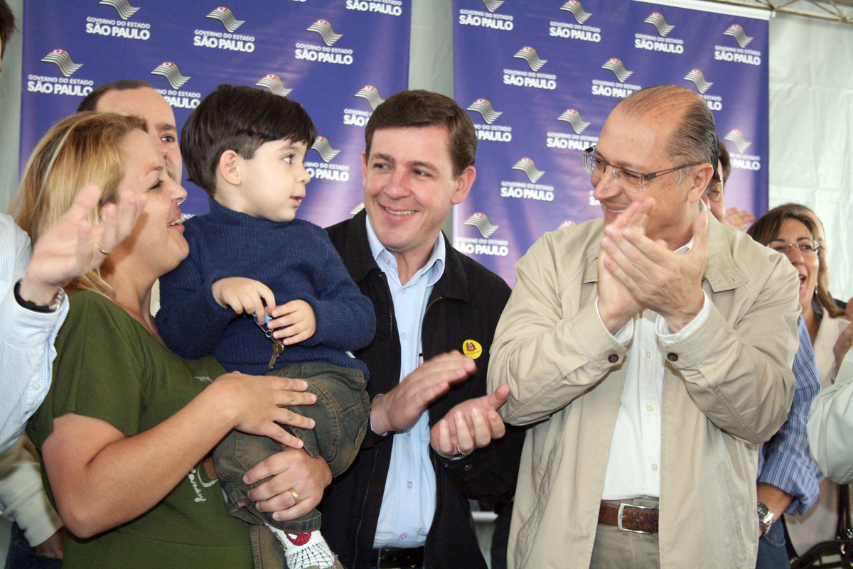 Orlando Morando e governador Alckmin entregam mais moradias em SBC <a style='float:right;color:#ccc' href='https://www3.al.sp.gov.br/repositorio/noticia/12-2011/MORANDOalckminMORADIASx.jpg' target=_blank><i class='bi bi-zoom-in'></i> Clique para ver a imagem </a>