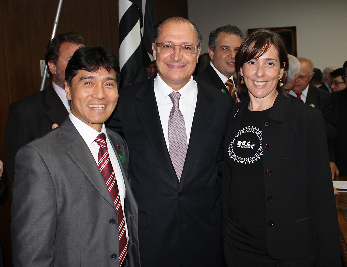 Deputado Nishimoto, governador Alckmin e Rosemary Sanz, presidente do Gacc<a style='float:right;color:#ccc' href='https://www3.al.sp.gov.br/repositorio/noticia/12-2011/NISHIMOTOgacc.JPG' target=_blank><i class='bi bi-zoom-in'></i> Clique para ver a imagem </a>