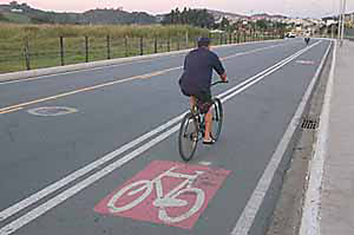 Ciclista circula  beira de rodovia<a style='float:right;color:#ccc' href='https://www3.al.sp.gov.br/repositorio/noticia/12-2011/WELSONGASPARINICICLOVIAS.jpg' target=_blank><i class='bi bi-zoom-in'></i> Clique para ver a imagem </a>