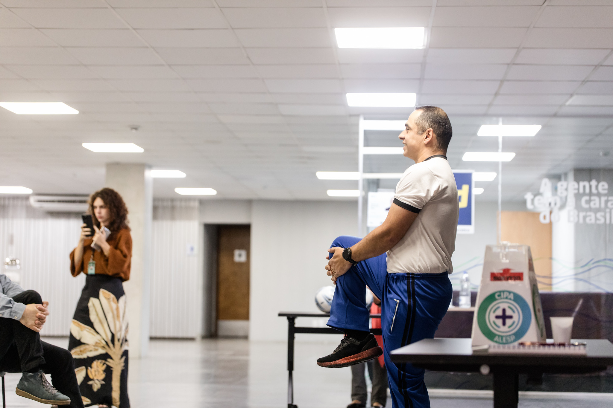Cabo PM Júnior comandou ginástica laboral<a style='float:right;color:#ccc' href='https://www3.al.sp.gov.br/repositorio/noticia/I-04-2025/fg344149.jpg' target=_blank><i class='bi bi-zoom-in'></i> Clique para ver a imagem </a>