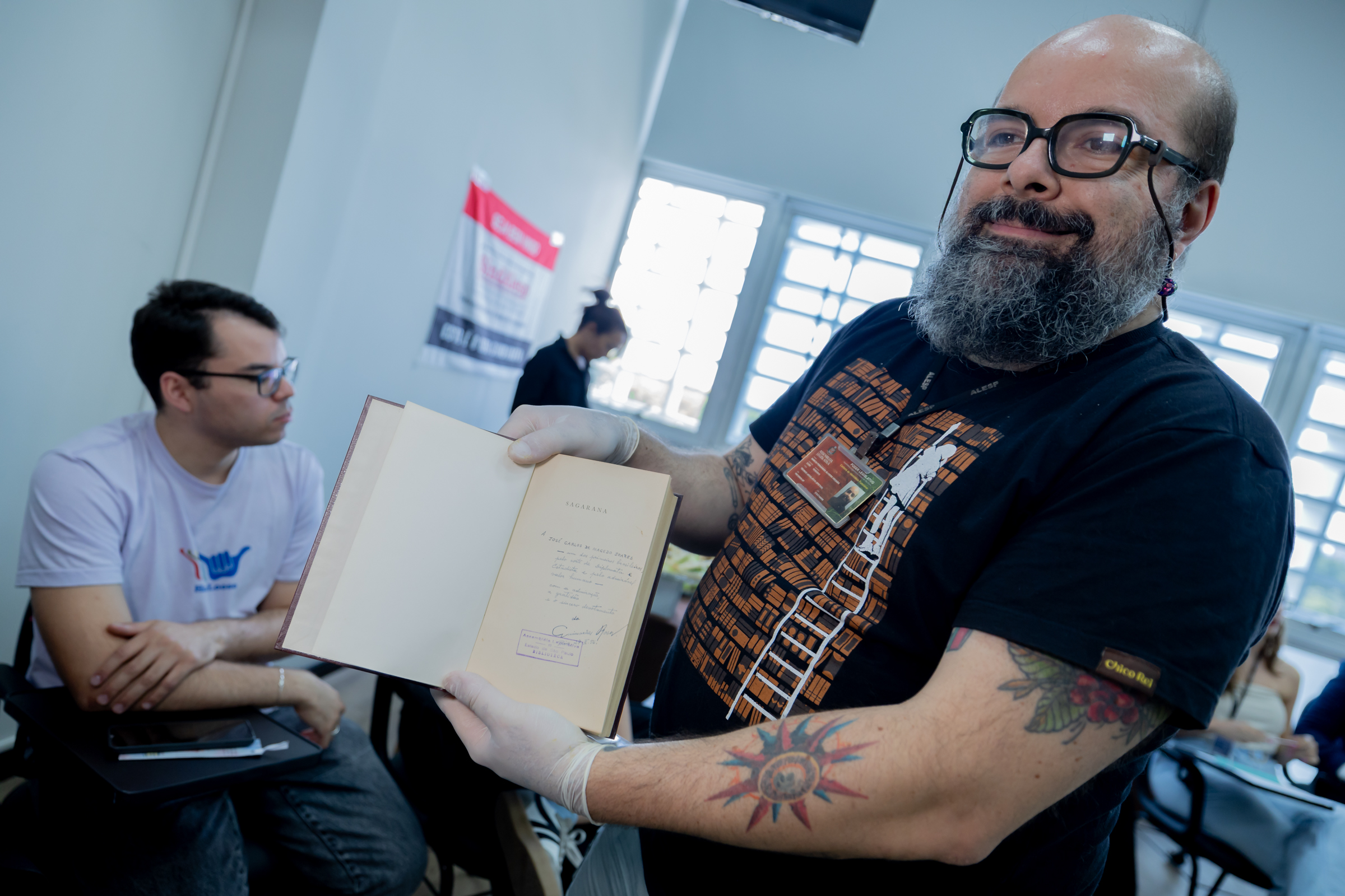 Obra Pequenas Estrias de Guimares Rosa<a style='float:right' href='https://www3.al.sp.gov.br/repositorio/noticia/I-11-2025/fg357657.jpg' target=_blank><img src='/_img/material-file-download-white.png' width='14px' alt='Clique para baixar a imagem'></a>