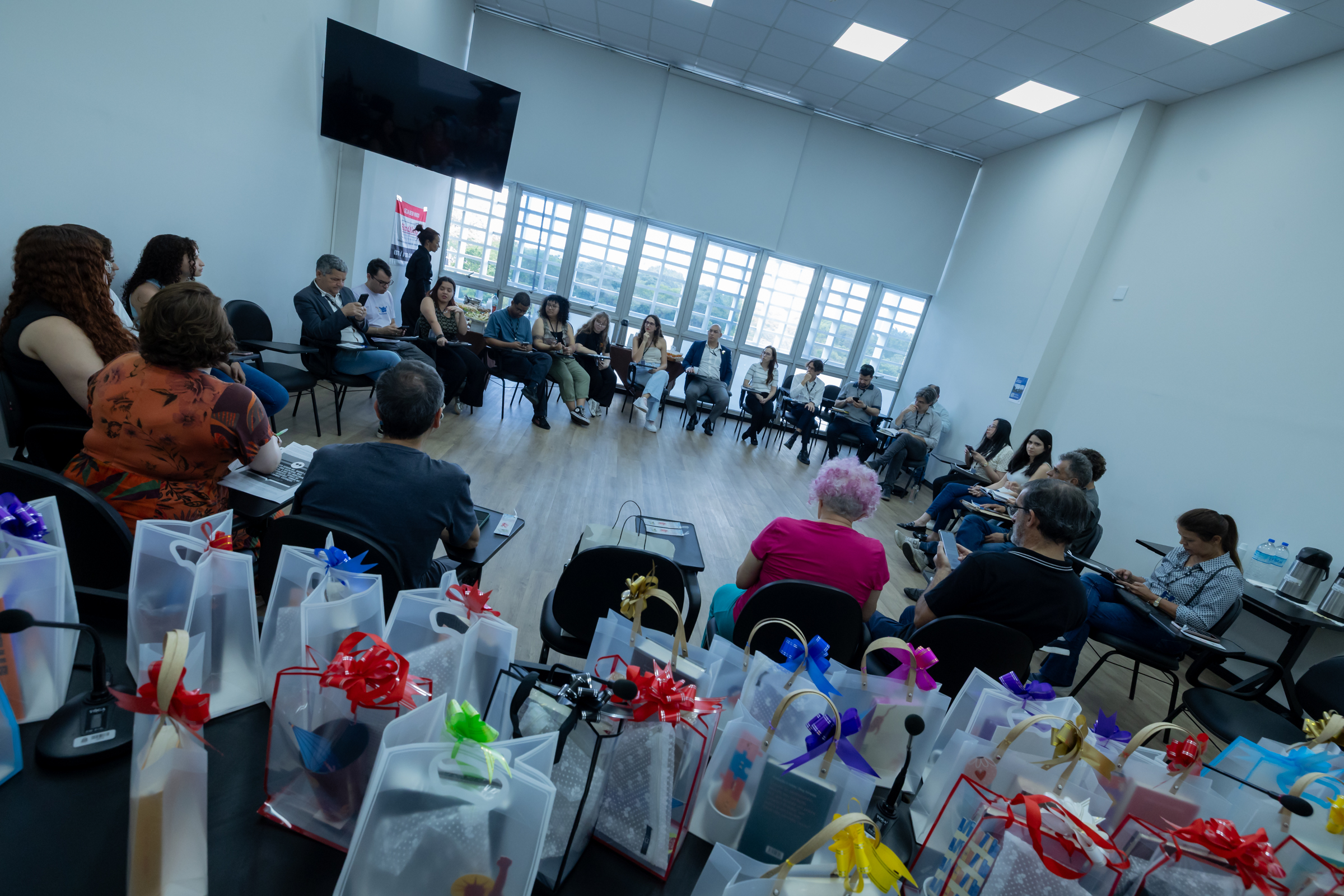 ltimo encontro do Crculo de Leitura<a style='float:right' href='https://www3.al.sp.gov.br/repositorio/noticia/I-11-2025/fg357658.jpg' target=_blank><img src='/_img/material-file-download-white.png' width='14px' alt='Clique para baixar a imagem'></a>