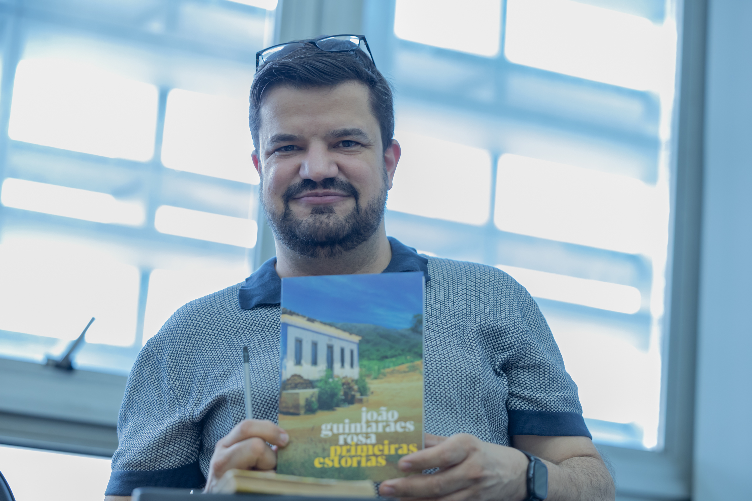 Alan de Oliveira com a obra em mos<a style='float:right' href='https://www3.al.sp.gov.br/repositorio/noticia/I-11-2025/fg357721.jpg' target=_blank><img src='/_img/material-file-download-white.png' width='14px' alt='Clique para baixar a imagem'></a>