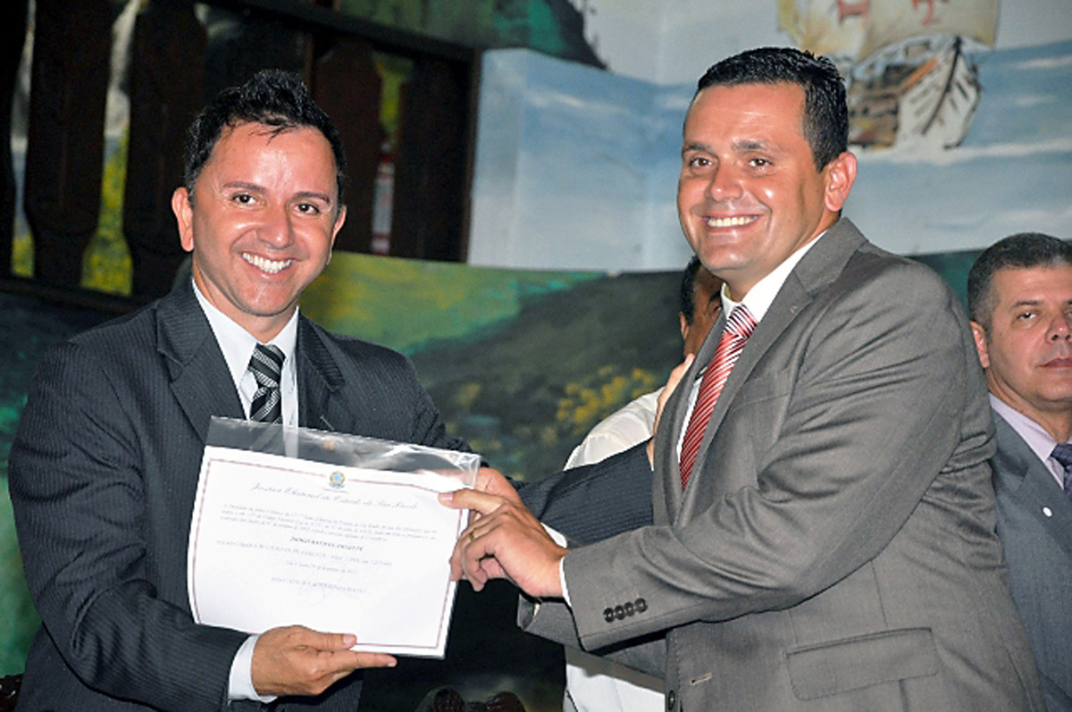 Luciano Batista entrega diploma ao vereador reeleito Diogo Batista<a style='float:right;color:#ccc' href='https://www3.al.sp.gov.br/repositorio/noticia/N-01-2013/fg120613.jpg' target=_blank><i class='bi bi-zoom-in'></i> Clique para ver a imagem </a>