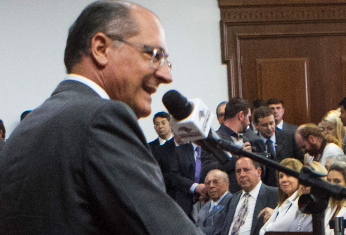 Geraldo Alckmin fala no evento. Salim Curiati, na primeira fila, assiste ao discurso do governador<a style='float:right;color:#ccc' href='https://www3.al.sp.gov.br/repositorio/noticia/N-01-2013/fg120738.jpg' target=_blank><i class='bi bi-zoom-in'></i> Clique para ver a imagem </a>