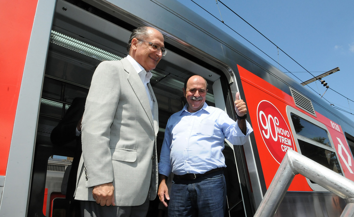Alckmin e Caramez entregam trem<a style='float:right;color:#ccc' href='https://www3.al.sp.gov.br/repositorio/noticia/N-01-2013/fg120907.jpg' target=_blank><i class='bi bi-zoom-in'></i> Clique para ver a imagem </a>
