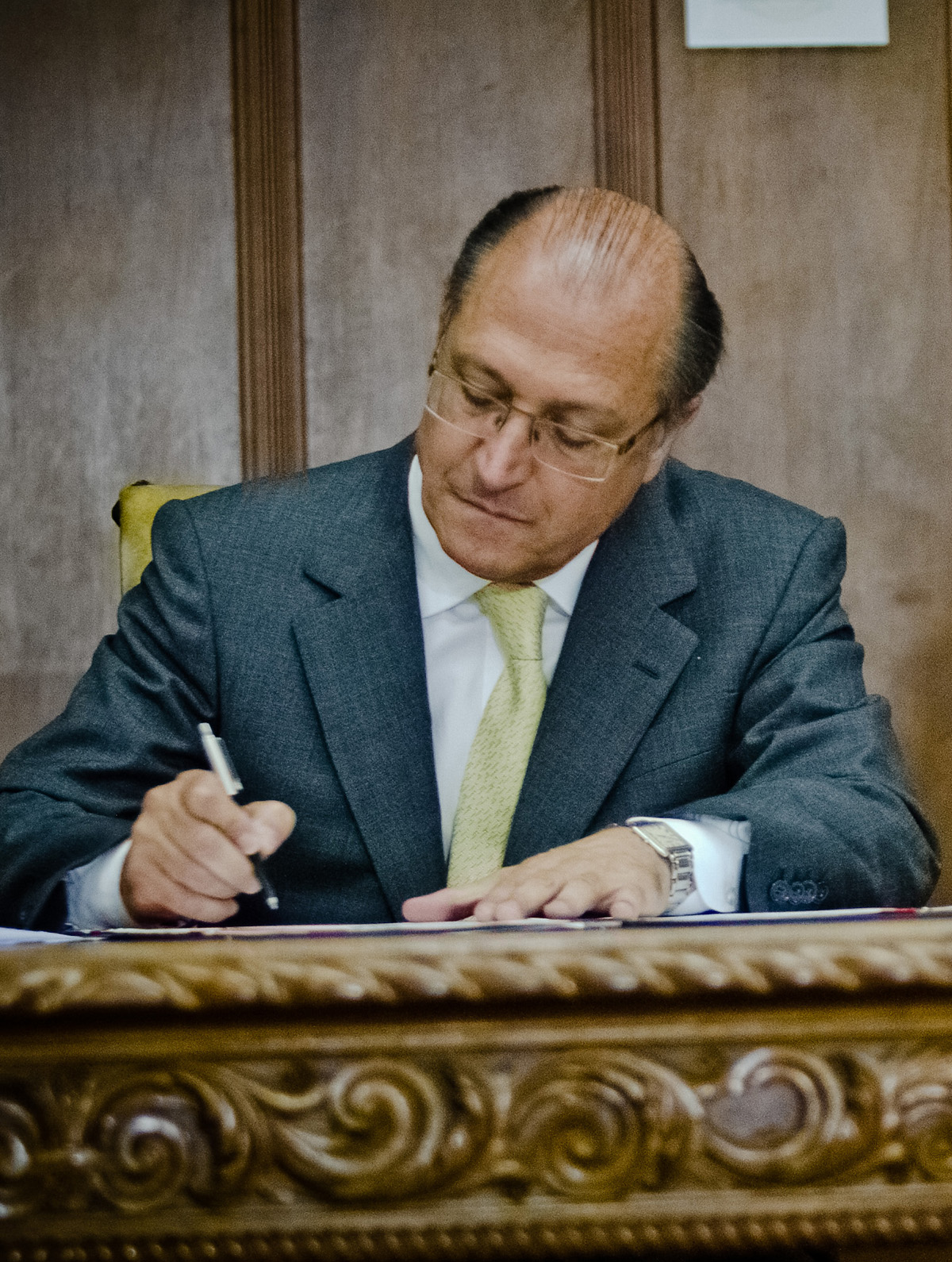 Geraldo Alckmin sancionando a lei<a style='float:right;color:#ccc' href='https://www3.al.sp.gov.br/repositorio/noticia/N-01-2013/fg120941.jpg' target=_blank><i class='bi bi-zoom-in'></i> Clique para ver a imagem </a>