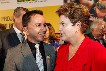 Luciano Batista ao lado de Dilma Roussef<a style='float:right;color:#ccc' href='https://www3.al.sp.gov.br/repositorio/noticia/N-01-2013/fg120964.jpg' target=_blank><i class='bi bi-zoom-in'></i> Clique para ver a imagem </a>