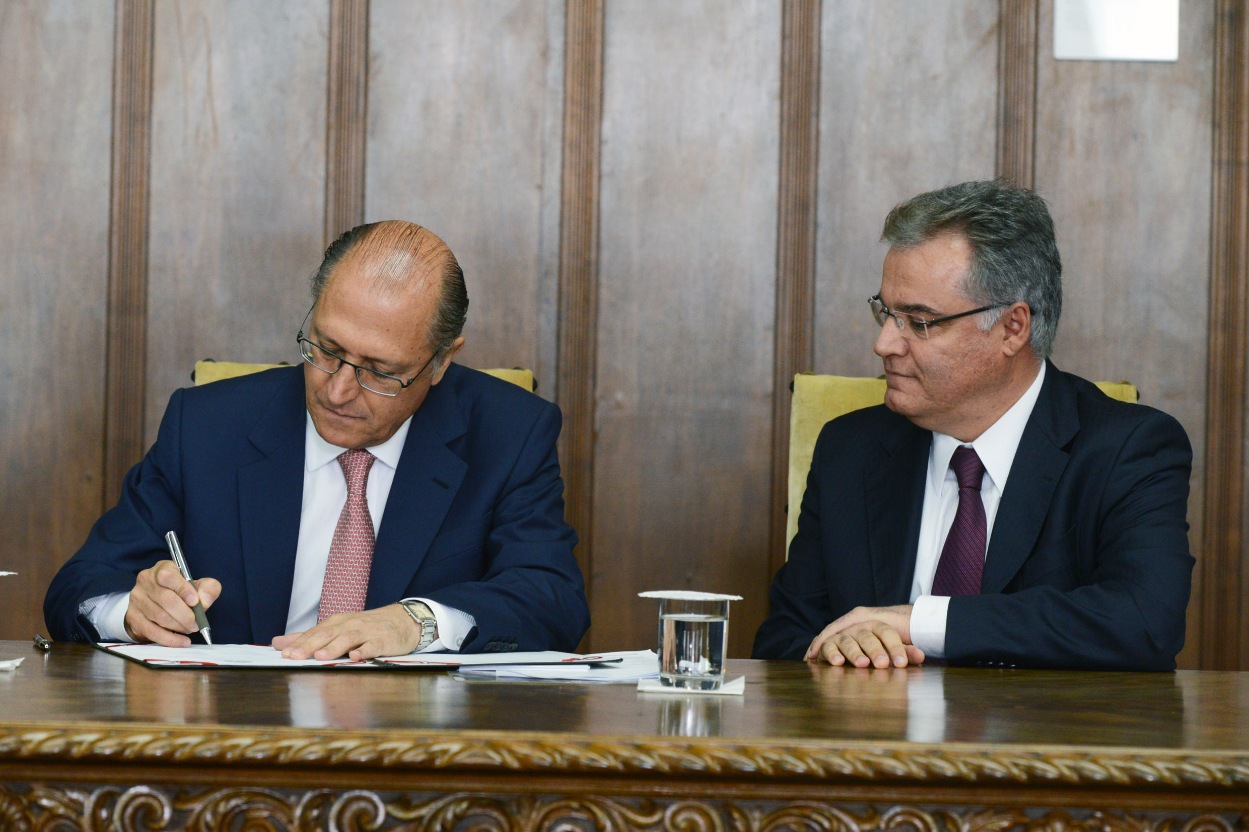 Governador Geraldo Alckmin e presidente do Legislativo paulista, Samuel Moreira <a style='float:right;color:#ccc' href='https://www3.al.sp.gov.br/repositorio/noticia/N-01-2014/fg157882.jpg' target=_blank><i class='bi bi-zoom-in'></i> Clique para ver a imagem </a>