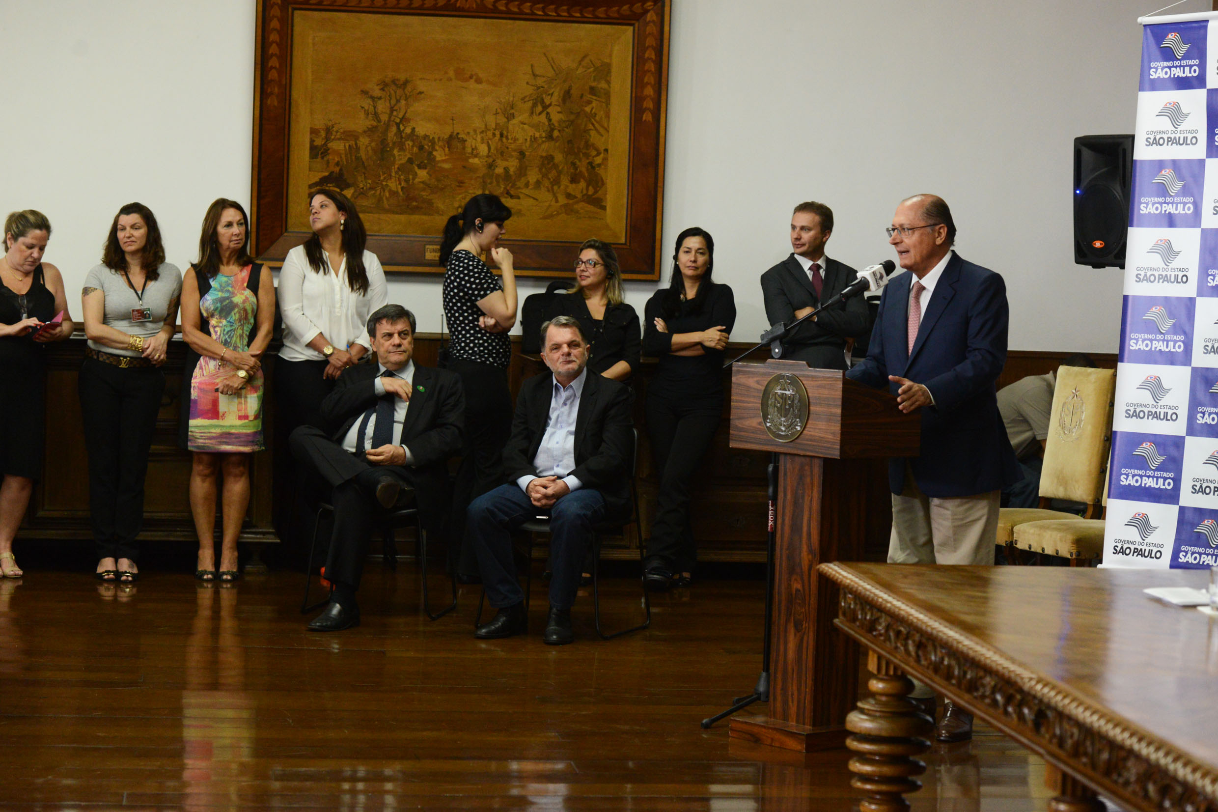 Parlamentares acompanham discurso do Governador Geraldo Alckmin<a style='float:right;color:#ccc' href='https://www3.al.sp.gov.br/repositorio/noticia/N-01-2014/fg157902.jpg' target=_blank><i class='bi bi-zoom-in'></i> Clique para ver a imagem </a>