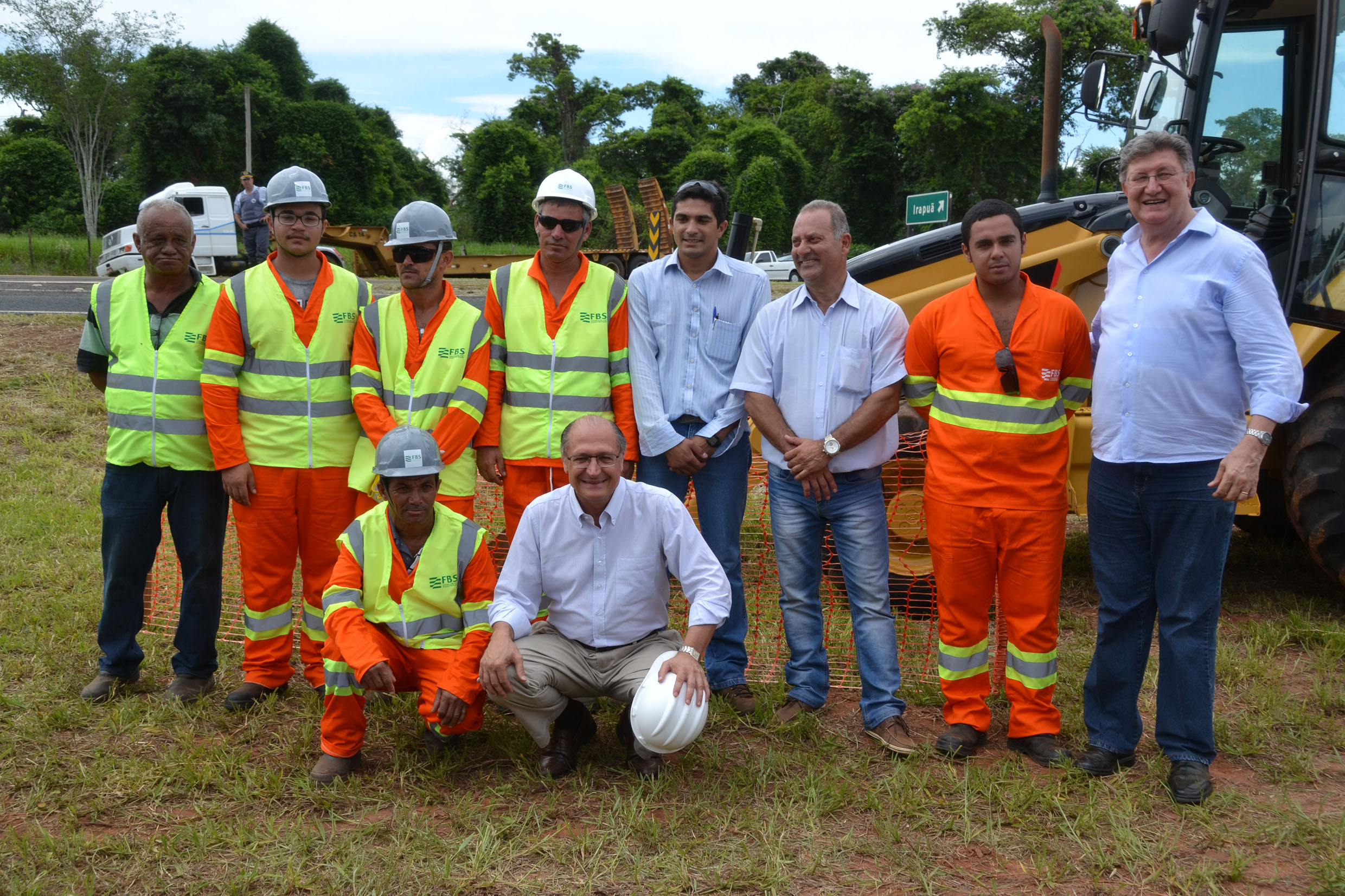 Alckmin, Bolone e operrios do canteiro de obras em Irapu<a style='float:right;color:#ccc' href='https://www3.al.sp.gov.br/repositorio/noticia/N-01-2014/fg157966.jpg' target=_blank><i class='bi bi-zoom-in'></i> Clique para ver a imagem </a>