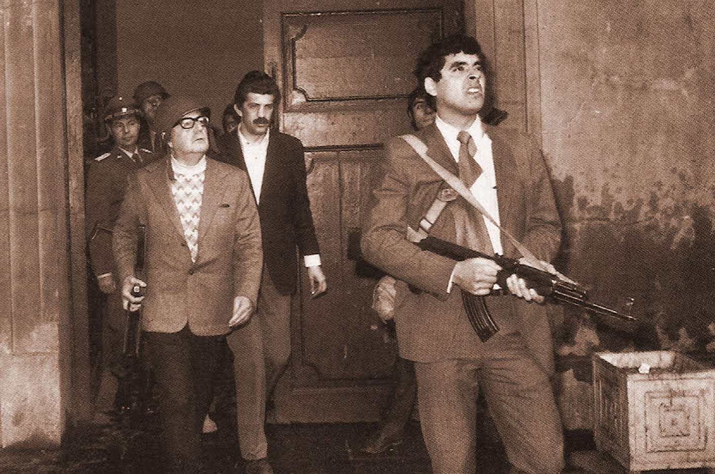 Acredita-se que esta foi a ltima foto de Salvador Allende, em 11 de Setembro de 1973, quando deixou o palcio aps ataque areo<a style='float:right;color:#ccc' href='https://www3.al.sp.gov.br/repositorio/noticia/N-01-2014/fg157981.jpg' target=_blank><i class='bi bi-zoom-in'></i> Clique para ver a imagem </a>