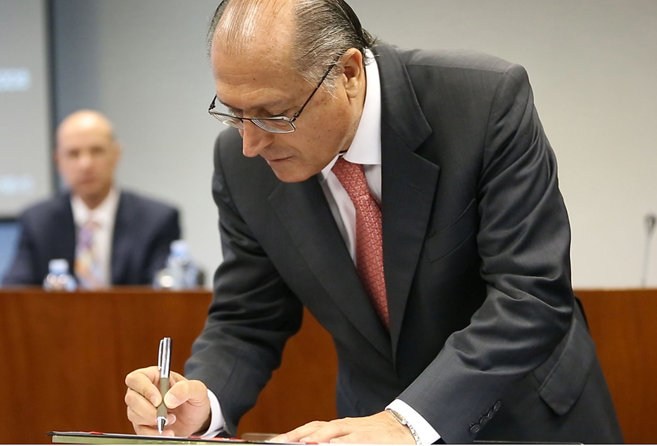 Governador Geraldo Alckmin assina lei que combate ao trabalho escravo no Estado de So Paulo<a style='float:right;color:#ccc' href='https://www3.al.sp.gov.br/repositorio/noticia/N-01-2014/fg158015.jpg' target=_blank><i class='bi bi-zoom-in'></i> Clique para ver a imagem </a>