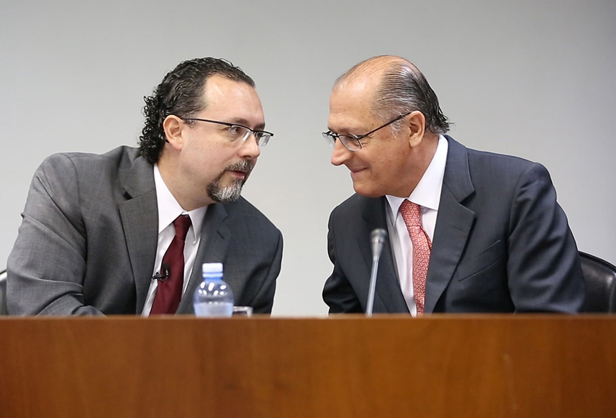 Carlos Bezerra e Geraldo Alckmin<a style='float:right;color:#ccc' href='https://www3.al.sp.gov.br/repositorio/noticia/N-01-2014/fg158016.jpg' target=_blank><i class='bi bi-zoom-in'></i> Clique para ver a imagem </a>