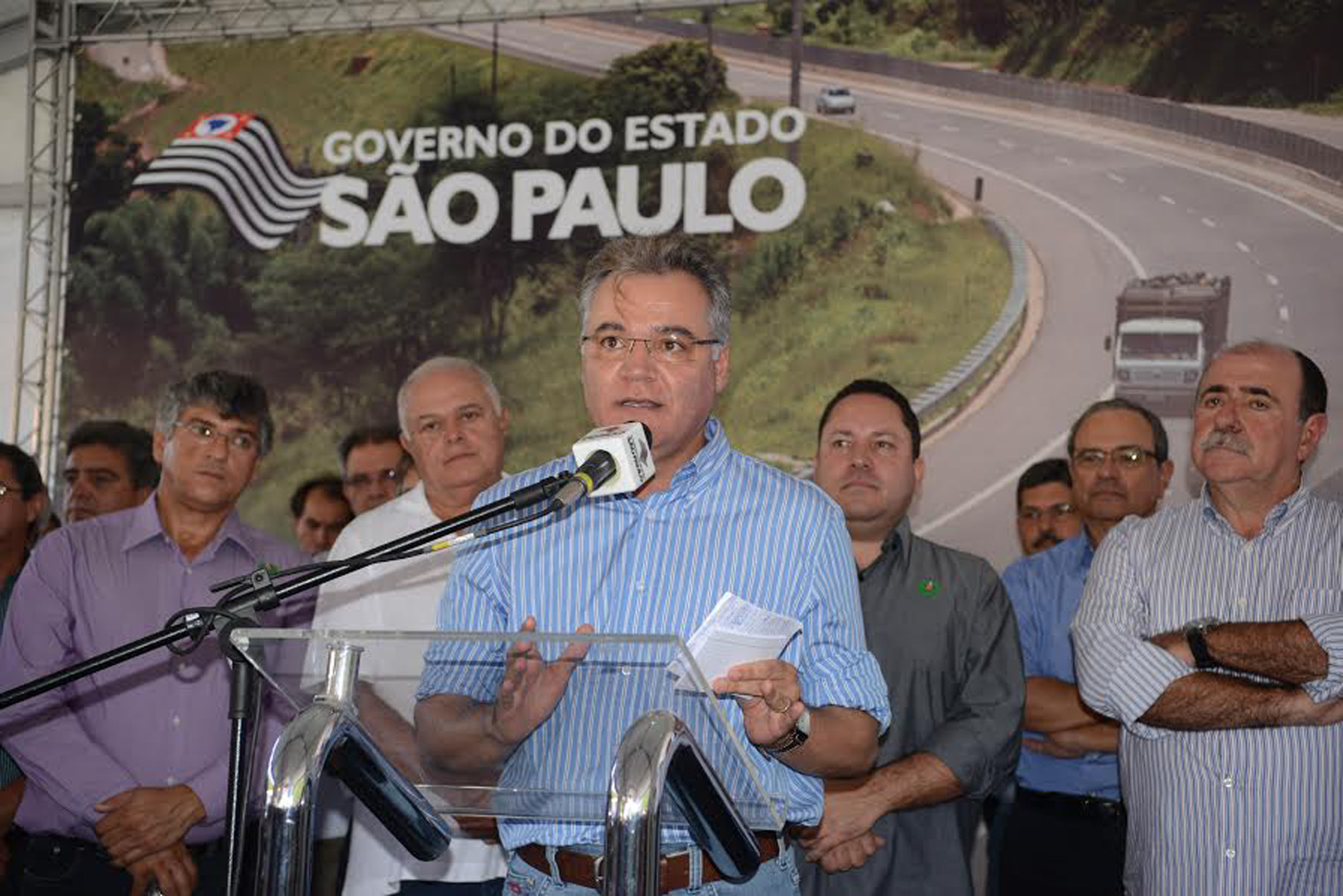 Samuel Moreira (ao microfone) ladeado por Padre Afonso, Luiz Carlos Gondim (ambos  esq.) e Joo Caramez ( dir.)<a style='float:right;color:#ccc' href='https://www3.al.sp.gov.br/repositorio/noticia/N-01-2014/fg158172.jpg' target=_blank><i class='bi bi-zoom-in'></i> Clique para ver a imagem </a>