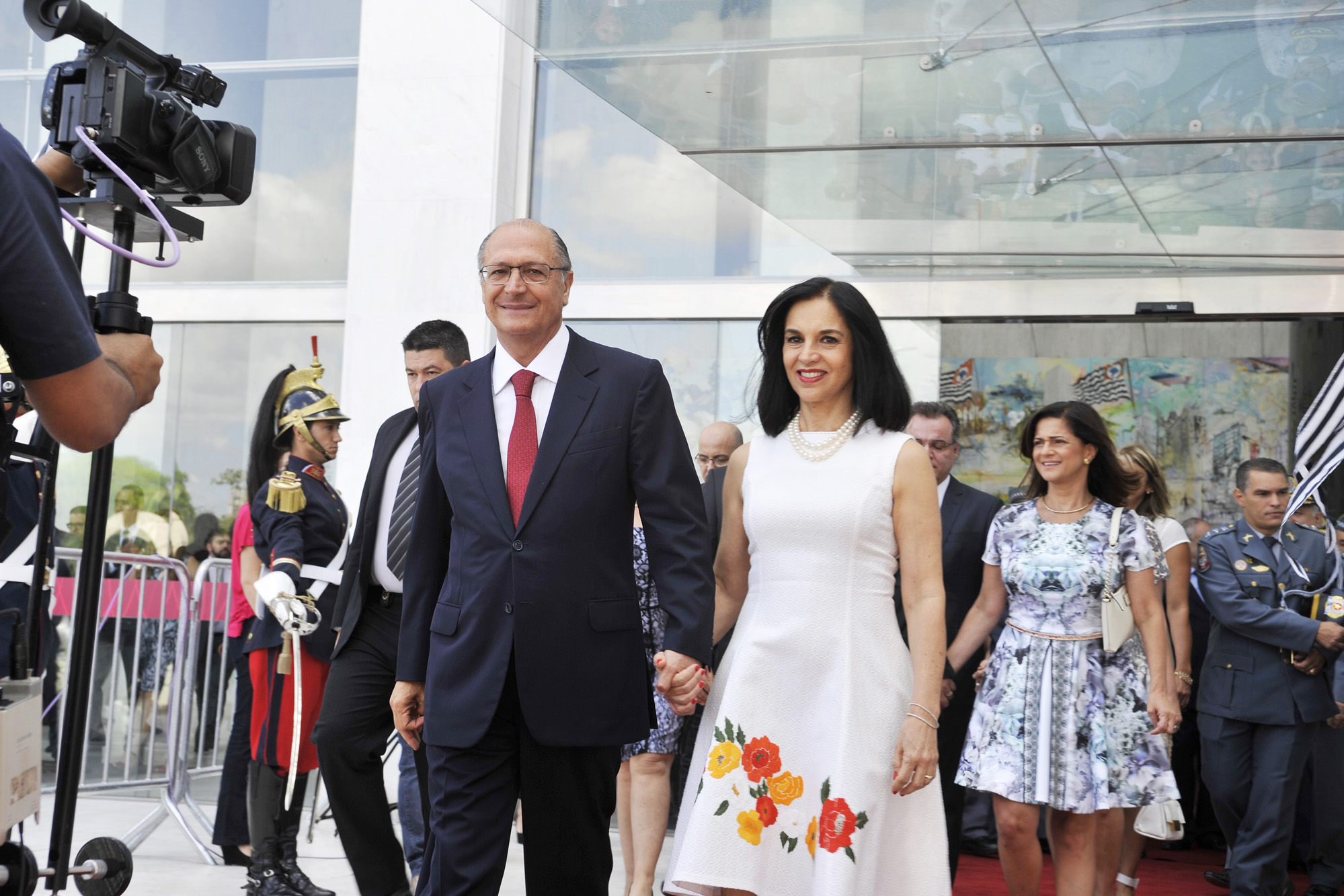 Geraldo e Lu Alckmin caminham em direo s tropas <a style='float:right;color:#ccc' href='https://www3.al.sp.gov.br/repositorio/noticia/N-01-2015/fg166835.jpg' target=_blank><i class='bi bi-zoom-in'></i> Clique para ver a imagem </a>
