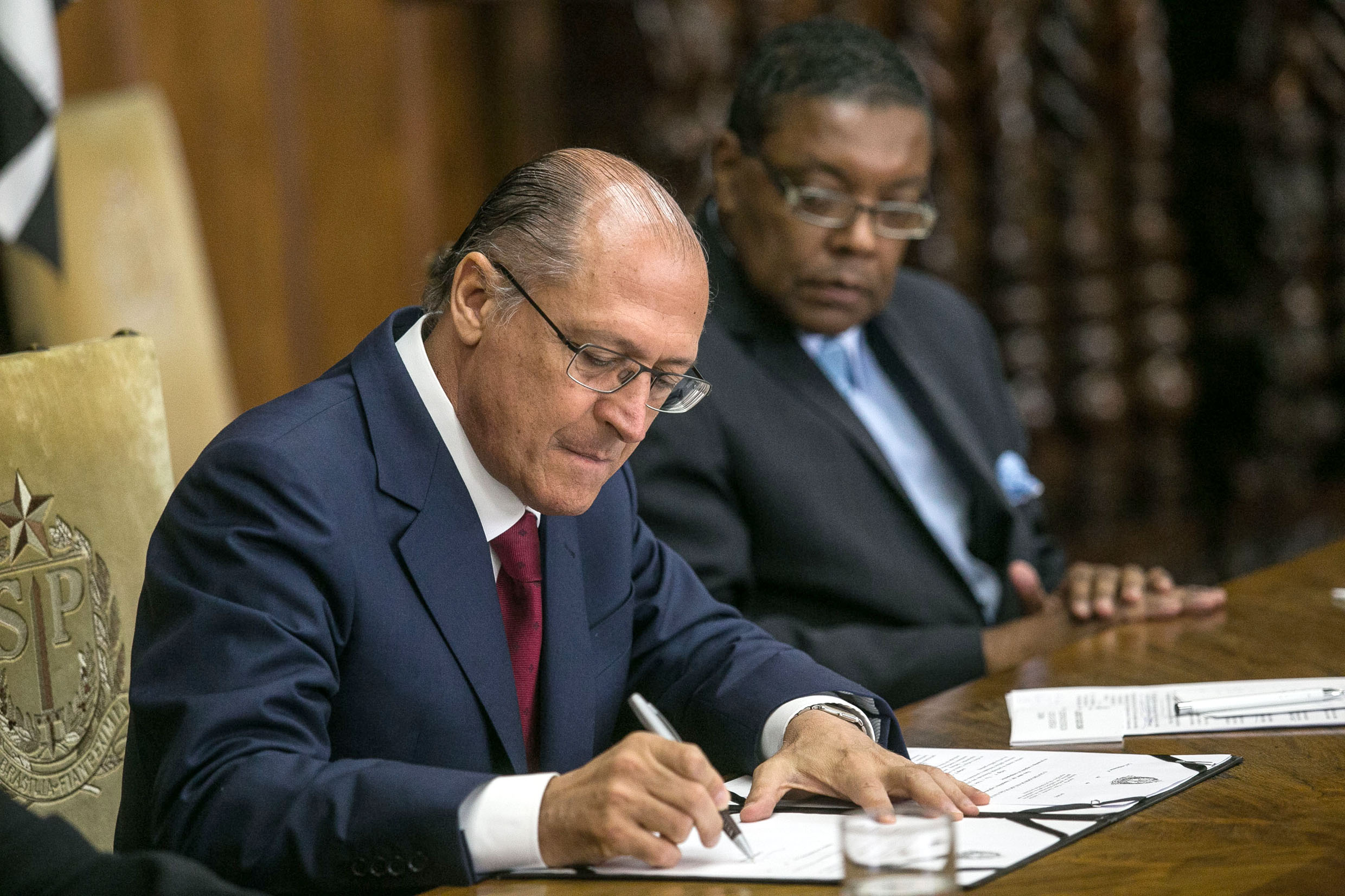 Governador Geraldo Alckmin sancionou nesta segunda-feira, 15/1, a lei complementar originria do PLC 58/2013, que foi aprovado pela Assembleia Legislativa em 18/12/2014<a style='float:right;color:#ccc' href='https://www3.al.sp.gov.br/repositorio/noticia/N-01-2015/fg166914.jpg' target=_blank><i class='bi bi-zoom-in'></i> Clique para ver a imagem </a>