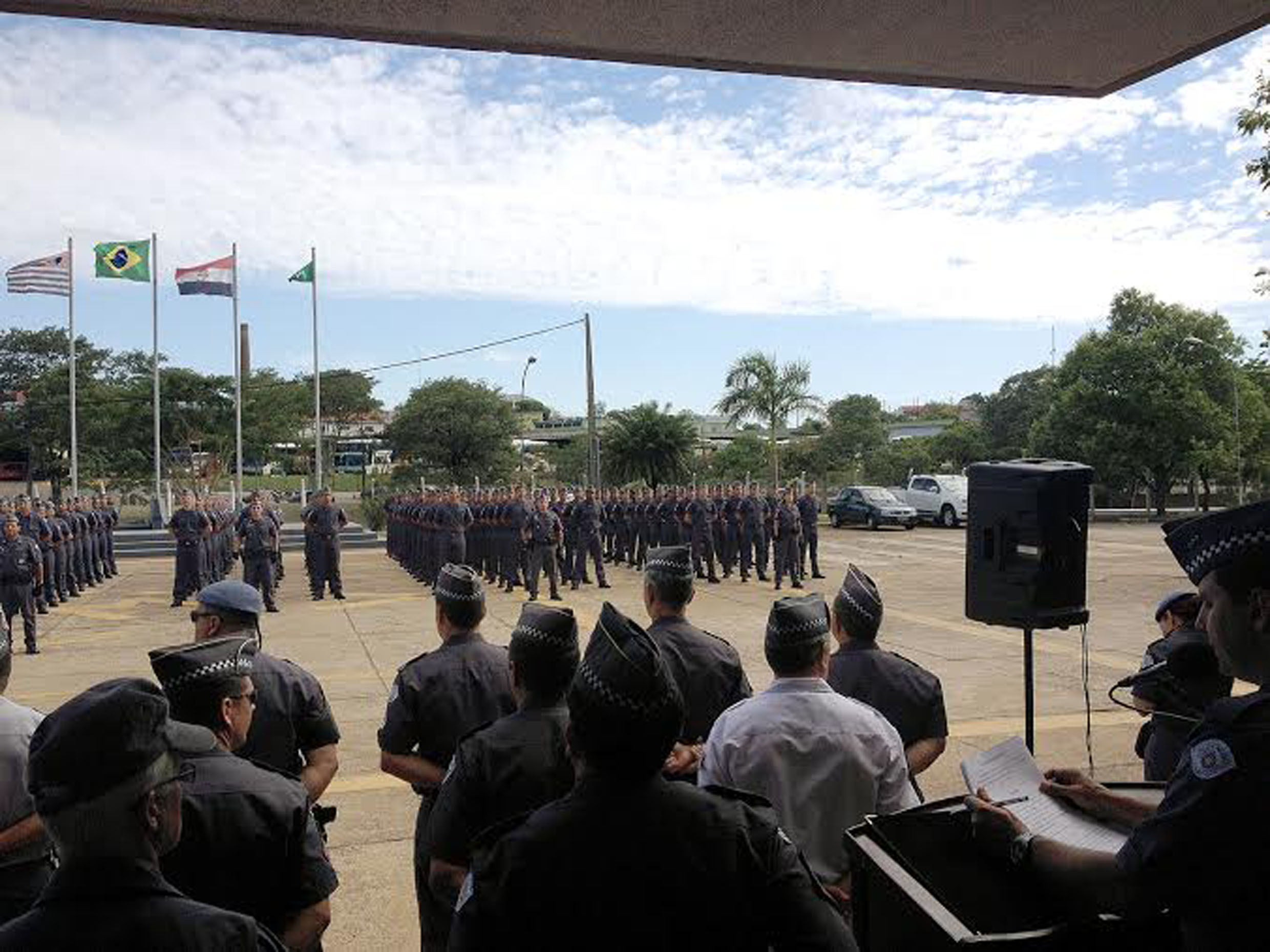 Policiais militares perfilados durante cerimnia<a style='float:right;color:#ccc' href='https://www3.al.sp.gov.br/repositorio/noticia/N-01-2015/fg167059.jpg' target=_blank><i class='bi bi-zoom-in'></i> Clique para ver a imagem </a>