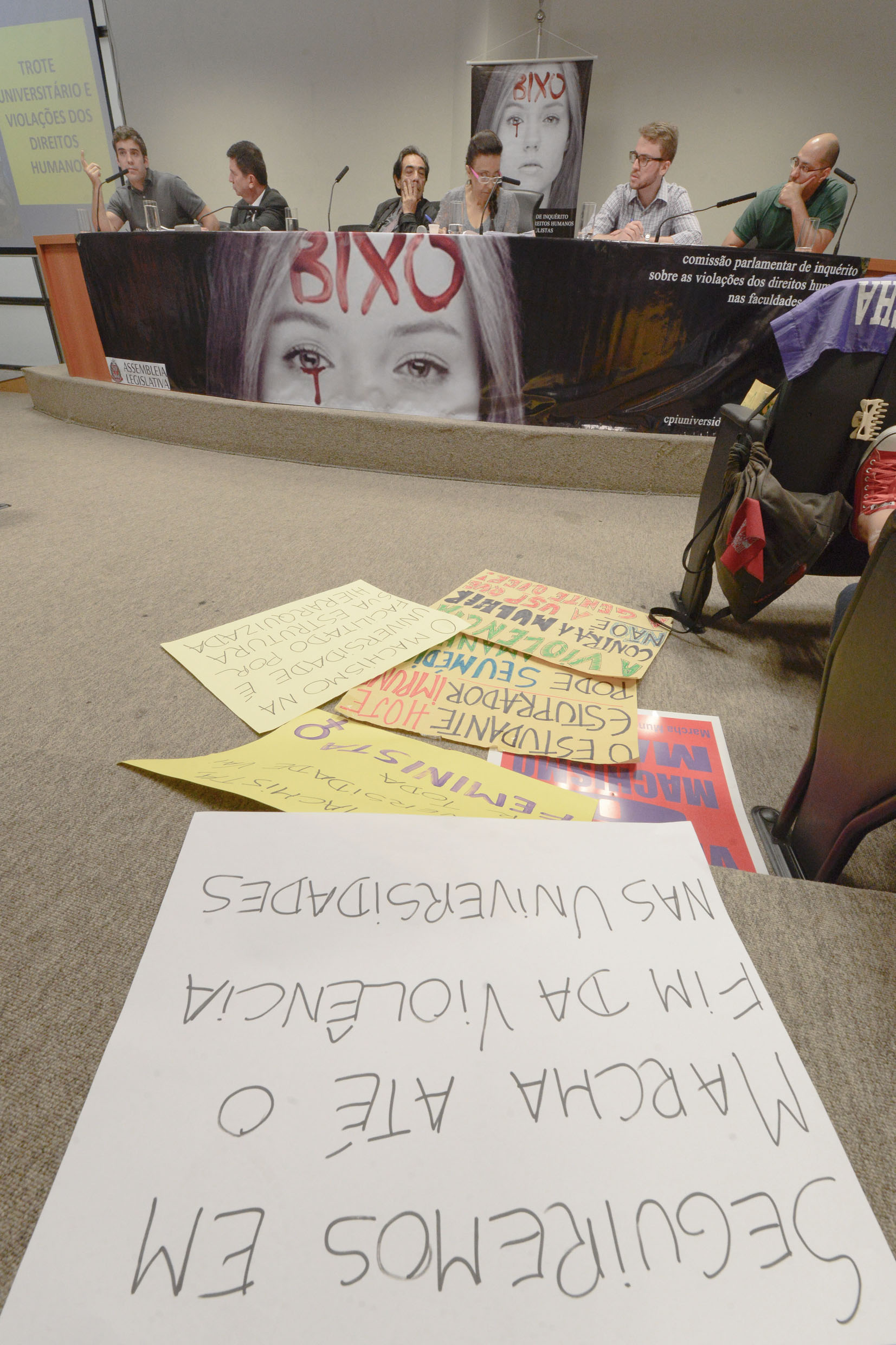 Cartazes com protesto de estudantes da FMUSP<a style='float:right;color:#ccc' href='https://www3.al.sp.gov.br/repositorio/noticia/N-01-2015/fg167099.jpg' target=_blank><i class='bi bi-zoom-in'></i> Clique para ver a imagem </a>