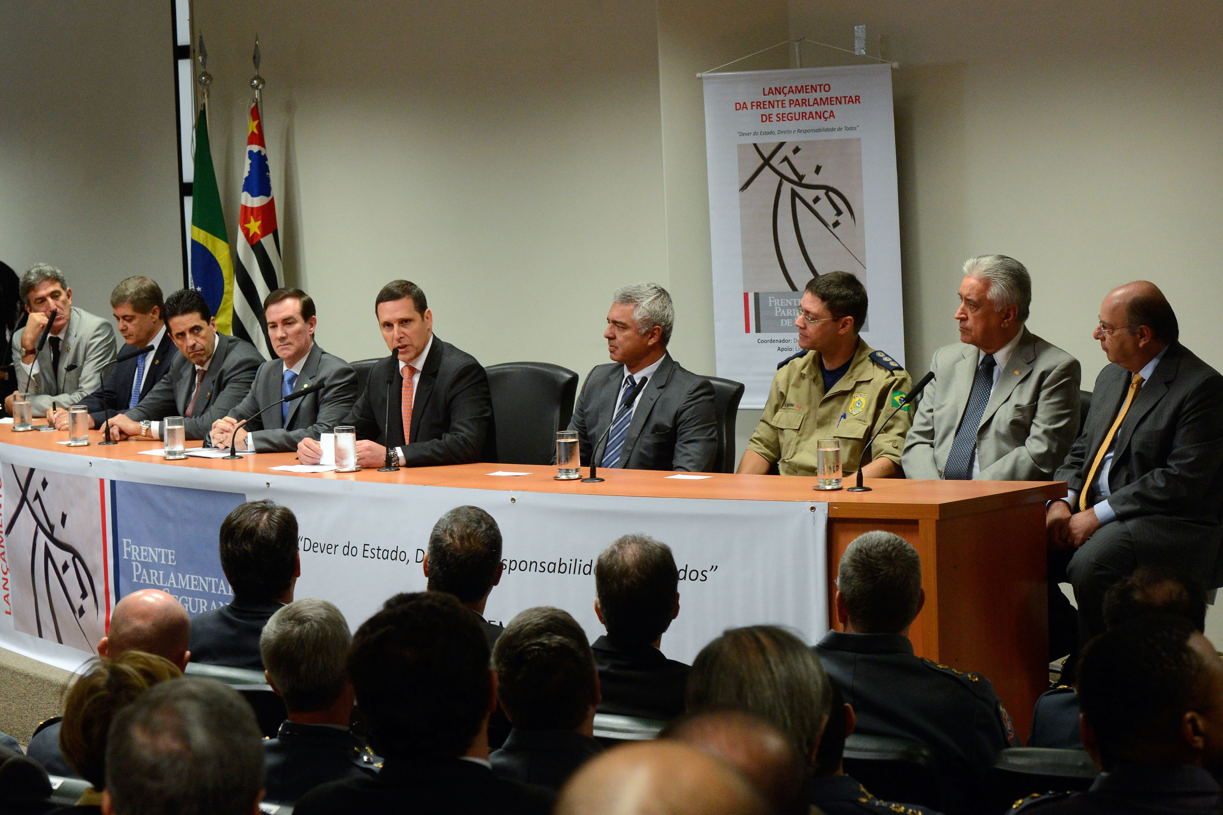 Deputados e especialistas em segurança durante reunião da Frente Parlamentar, na Assembleia<a style='float:right;color:#ccc' href='https://www3.al.sp.gov.br/repositorio/noticia/N-01-2016/fg183534.jpg' target=_blank><i class='bi bi-zoom-in'></i> Clique para ver a imagem </a>