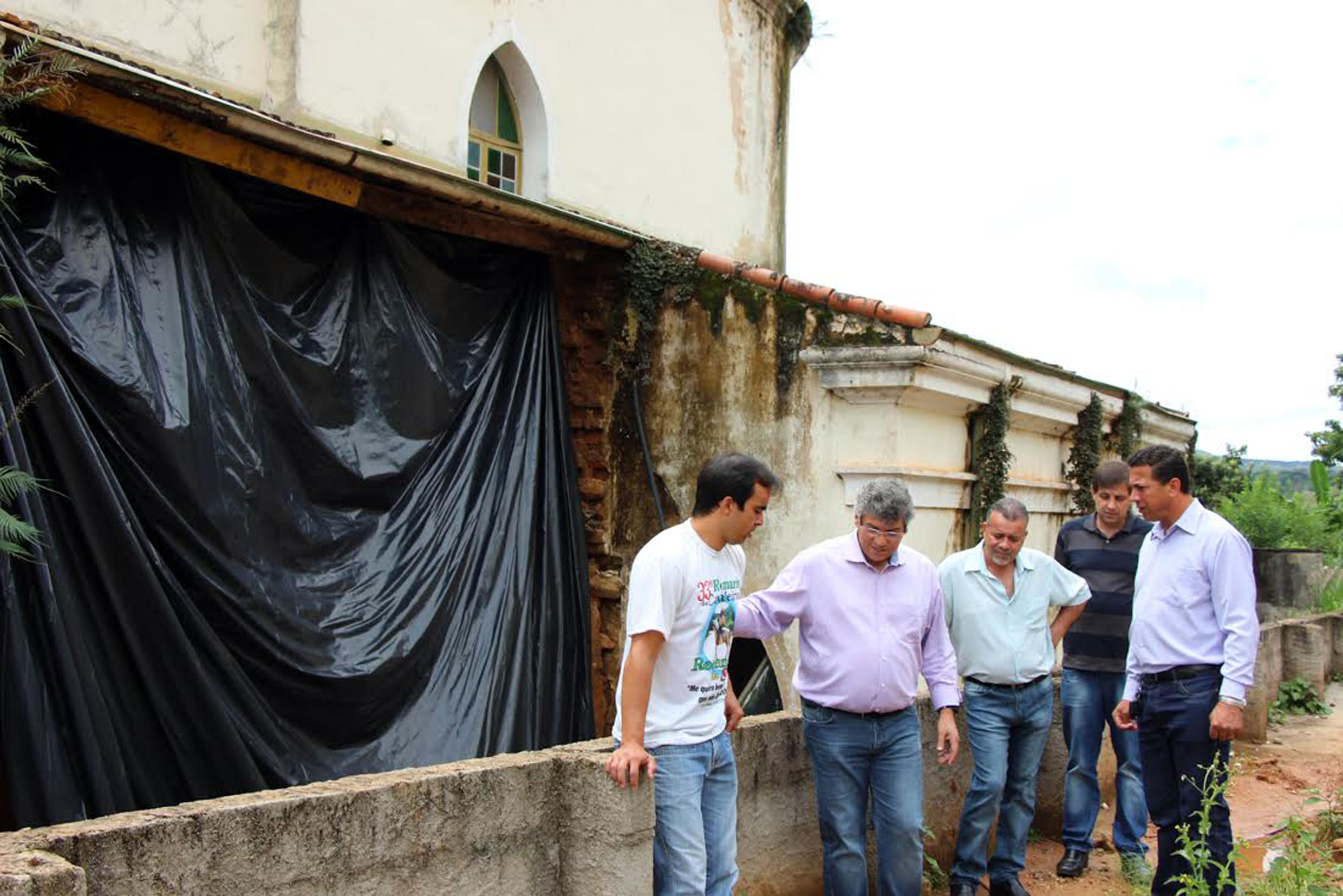 Padre Afonso e autoridades de Redeno da Serra no local onde uma parede foi derrubada pelas chuvas<a style='float:right;color:#ccc' href='https://www3.al.sp.gov.br/repositorio/noticia/N-01-2016/fg183537.jpg' target=_blank><i class='bi bi-zoom-in'></i> Clique para ver a imagem </a>