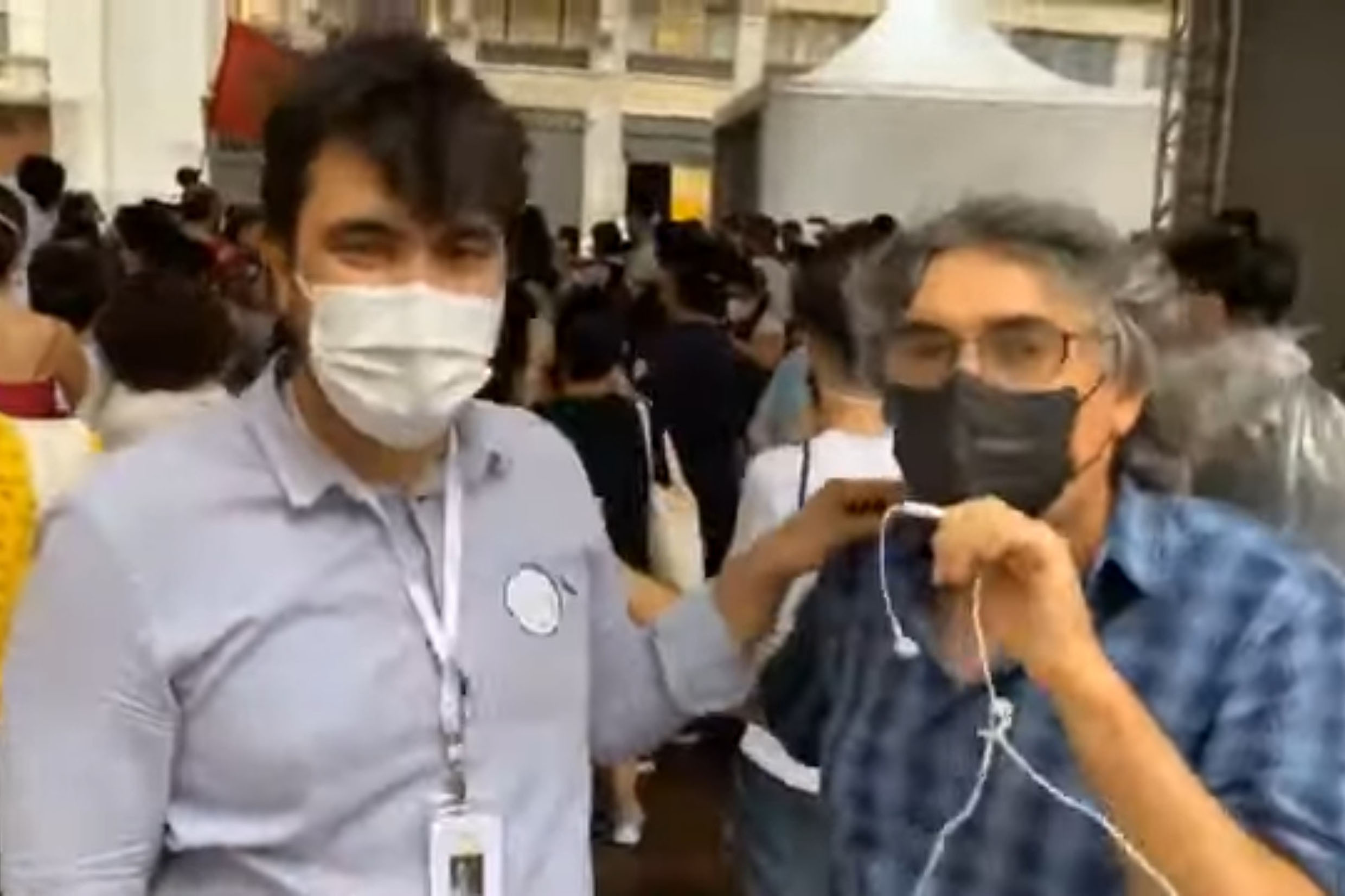 Victor Dourado e Carlos Giannazi em manifestação na Praça do Patriarca<a style='float:right;color:#ccc' href='https://www3.al.sp.gov.br/repositorio/noticia/N-01-2022/fg281109.jpg' target=_blank><i class='bi bi-zoom-in'></i> Clique para ver a imagem </a>